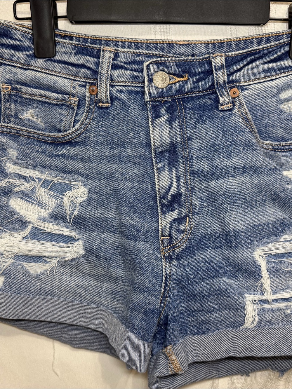 American Eagle women distressed jean denim shortie shorts size 4 High Rise